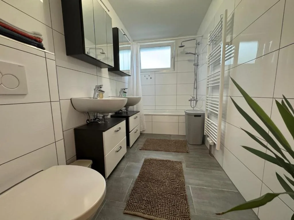 Ferienwohnung Modern für VIP Urlaub für Monteure • Garten, Terrasse & 3 Schlafzimmer image 3